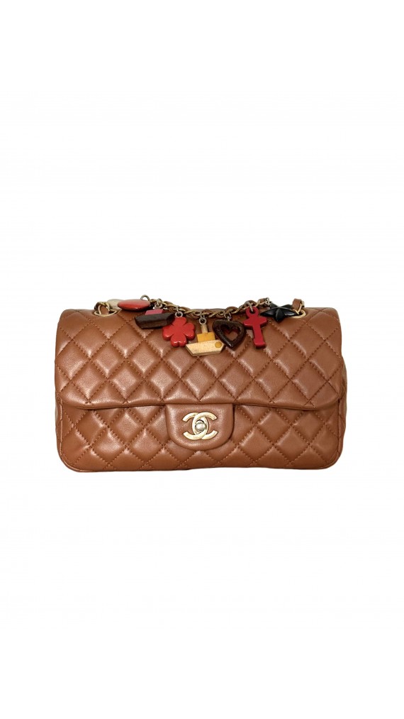 Chanel Classic Flap Bag med Charm Caramel Cognac