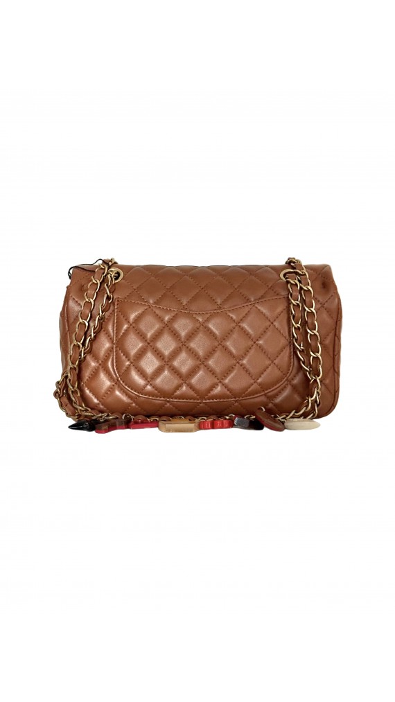 Chanel Classic Flap Bag med Charm Caramel Cognac