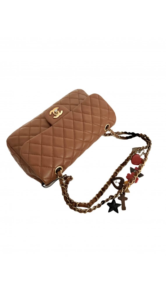 Chanel Classic Flap Bag med Charm Caramel Cognac