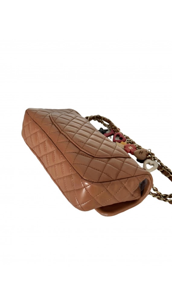 Chanel Classic Flap Bag med Charm Caramel Cognac