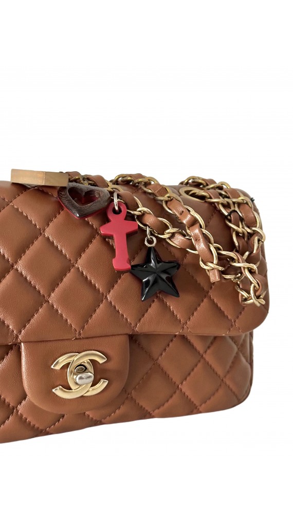 Chanel Classic Flap Bag med Charm Caramel Cognac